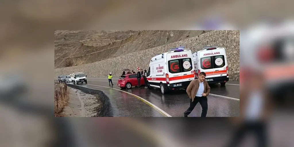Okul Servisi ve Otomobil Çarpıştı: 9 Öğrenci ve 3 Öğretmen Yaralı