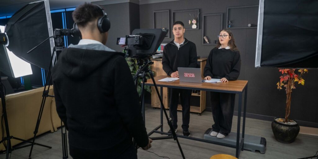 Meslek Liseliler, “Haberimiz Olsun” Projesiyle Stüdyoda Haber Sunarak Mesleki Becerilerini Geliştiriyor