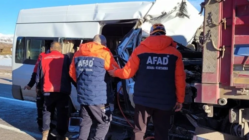 Kayseri’de Okul Servisi Tırla Çarpıştı: 1 Ölü, 7 Yaralı