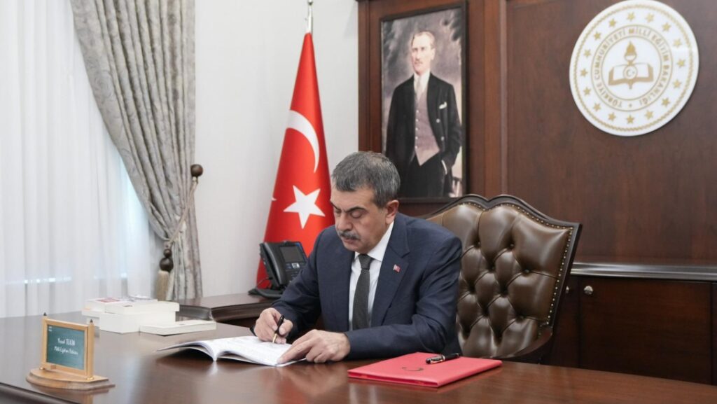 Bakan Tekin, “Hem İmkân Hem İmtihan: Eğitim Ve Teknoloji İlişkisini Yeniden Düşünmek” Başlıklı Yazı Kaleme Aldı