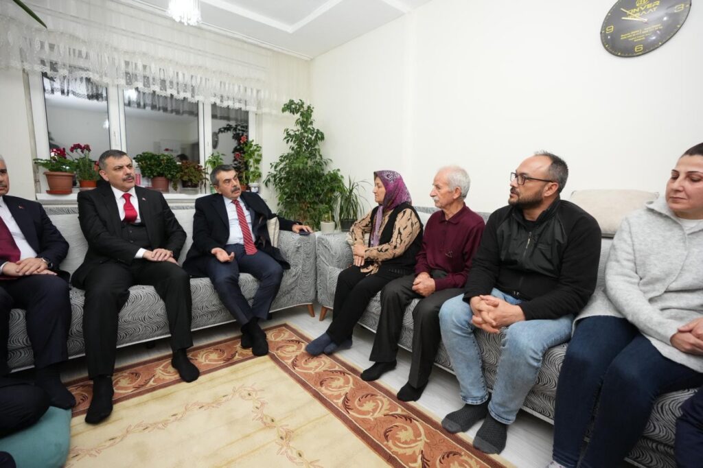 Fatma Nur Öğretmen’in Ailesine Bakan Tekin ve Bakan Çiftçi’den Taziye Ziyareti