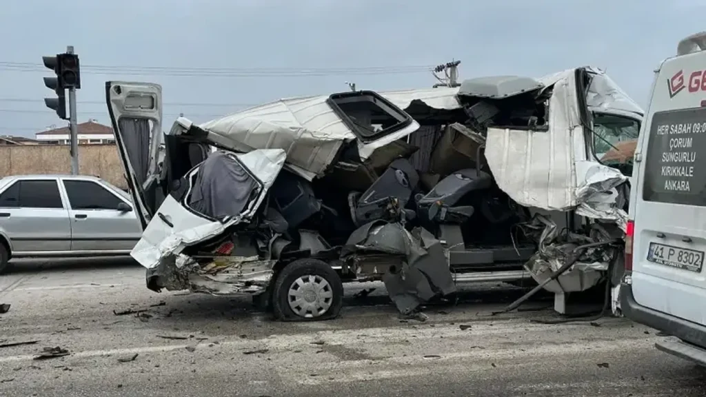 Kontrolden Çıkan Tır Felakete Yol Açtı! Öğrenci Servisi De Dahil 7 Araç Birbirine Girdi