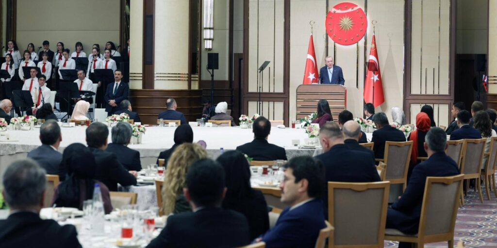 Cumhurbaşkanı Erdoğan, Eğitim Ailesi İle İftar Programı’nda Eğitimcilerle Bir Araya Geldi